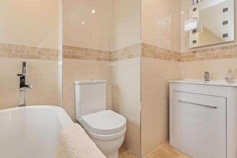 Family Bathroom 2.jpg