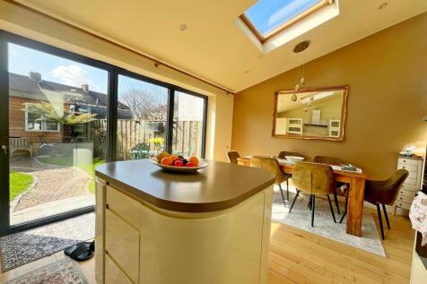 Kitchen/ Dining Room
