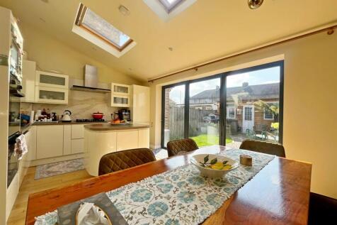 Kitchen/ Dining Room