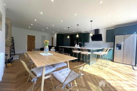Kitchen/ Dining Room