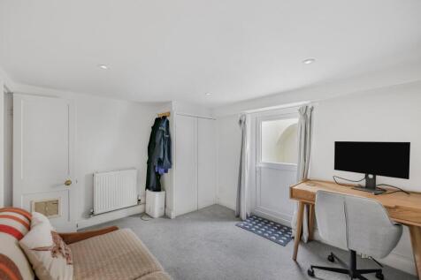 Lower Bed 3/Office