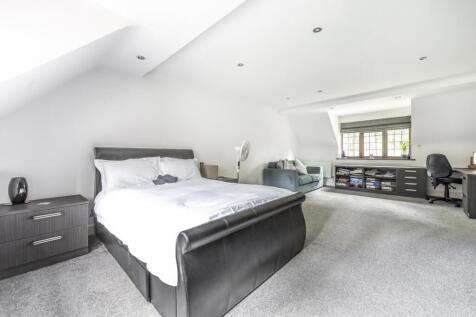 bedroom .