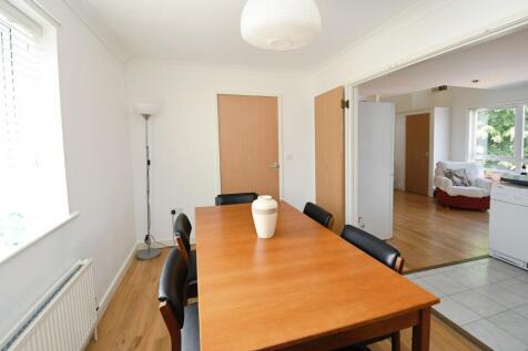 Bed 3 / Dining Room