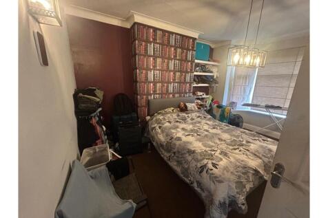 Bed 3 / Dining Room