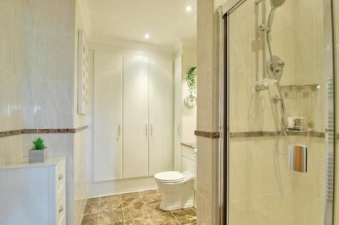 En-suite bathroom with additional storage