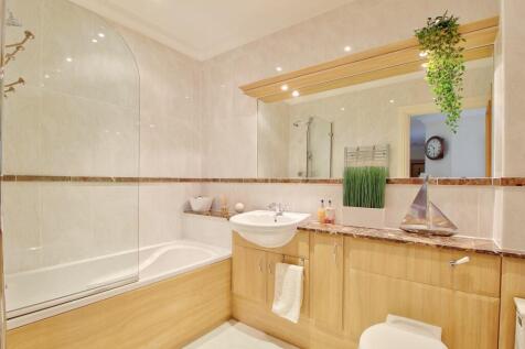 Principal Bathroom 
