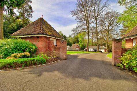 Garage &amp; additional parking