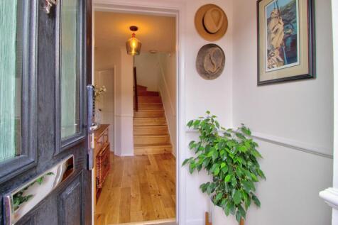 Porch with fitted coat cupboards