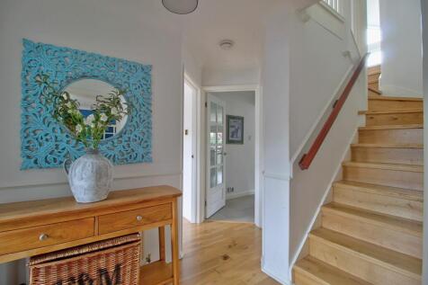 Welcoming oak flooring