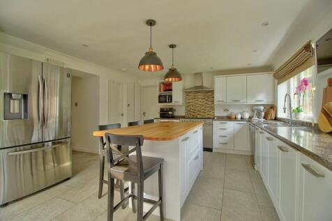 Kitchen to include American-style Fridge/Freezer