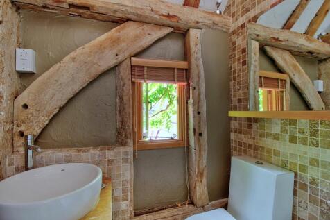 En-suite (with shower enclosure)