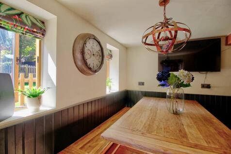 Open kitchen / dining 