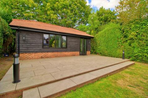 Garden studio with endless possibilities...