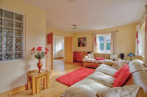 Light-filled &amp; versatile living room