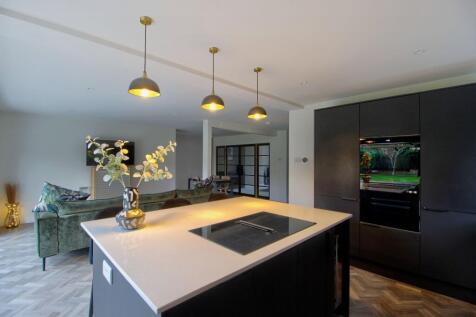 Induction hob with integral ducted extractor