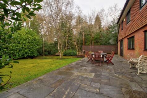 Terrace &amp; sunset deck in the background