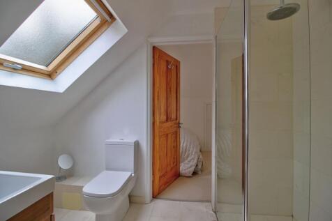 Jack &amp; Jill Bathroom (Bedrooms 2 &amp; 3)
