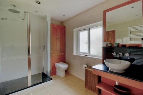 En-suite to Master Bedroom with under floor heatin