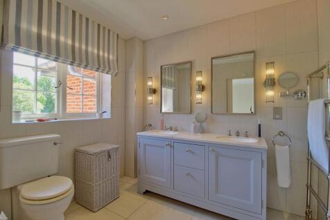 Master En-suite with shower enclosure