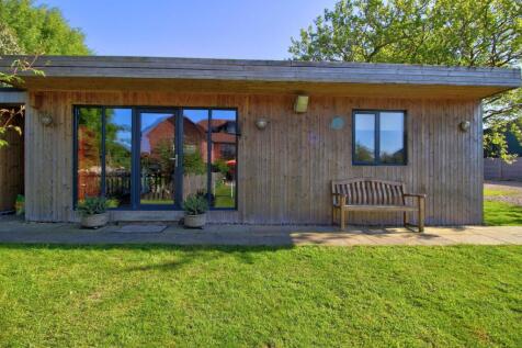 Cabin with Kitchen, Bedroom &amp; Bathroom