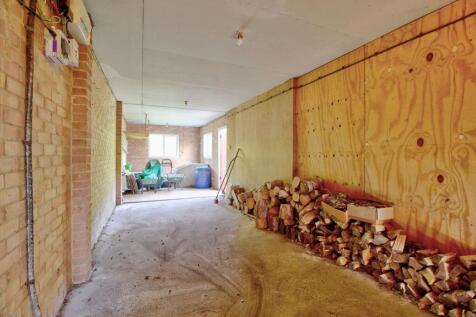 Large Garage (over 30m2 / 328 sq ft)