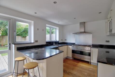 Kitchen Fitted with Breakfast Bar