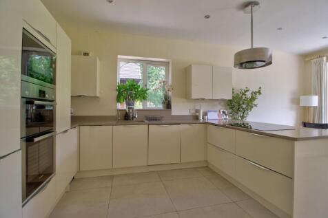 Built in Appliances with Plenty of Storage