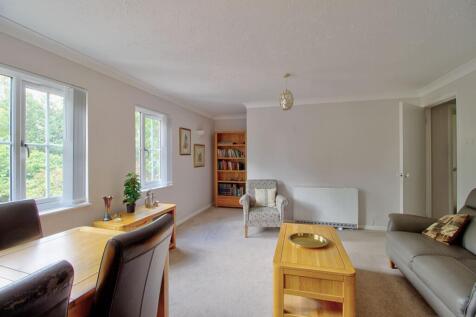 Alcove creates space for desk or books