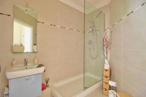 En-suite to Master Bed