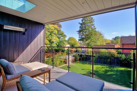 All year-round covered &amp; heated balcony
