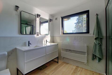 En-suite to Master