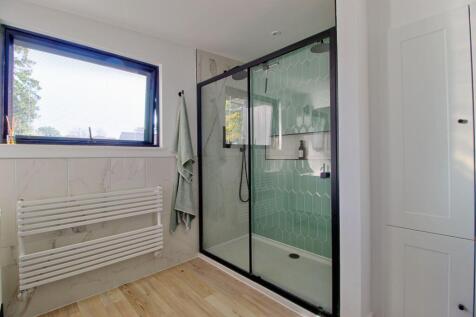 En-suite with twin shower controls