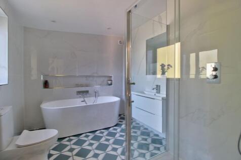 Family Bathroom with shower and tub