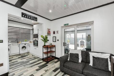 Lounge / Kitchen