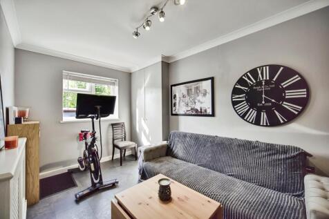 Bed 3 / Dining Room