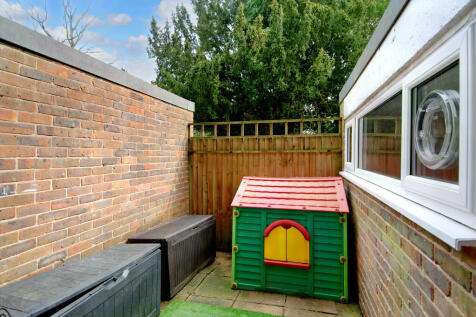 ENCLOSED REAR YARD