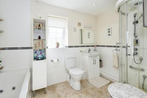 Full bathroom suite