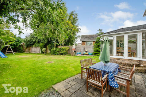 Garden and paved seating area
