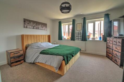 Large main bedroom