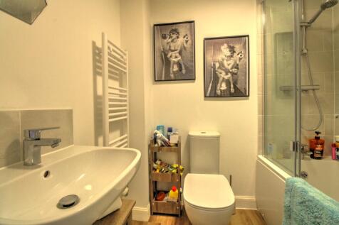 Full bathroom suite