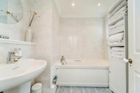 Full bathroom suite