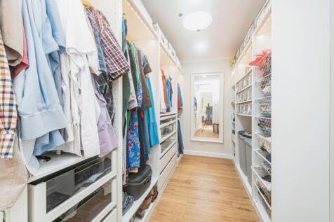 Dressing room to bed 1