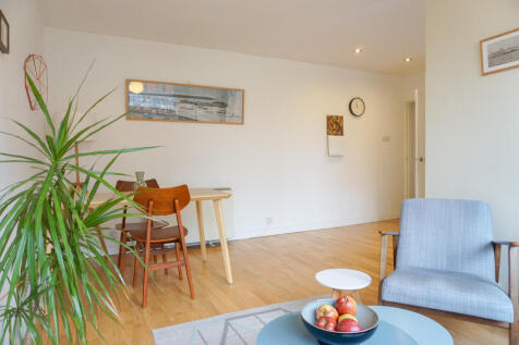 Lounge/Dining Area