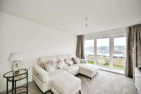 Lounge Area With Upnor Castle &amp; River Views