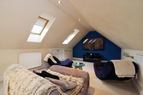 Bed 2 or cinema room