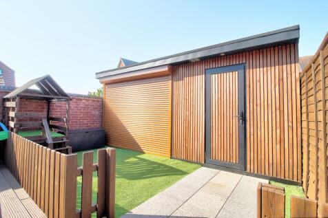 Storage and bbq area