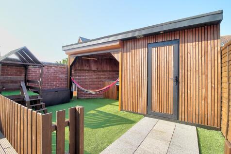 Storage and bbq area
