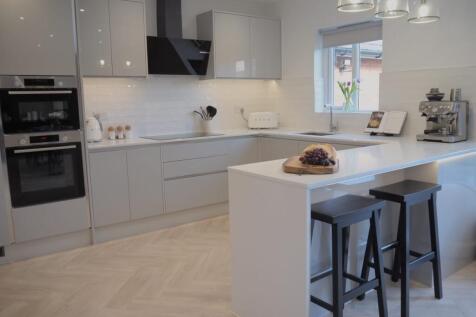 kitchen and breakfast bar