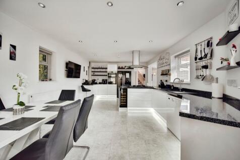 Modern Open Plan Kitchen and Dining Space