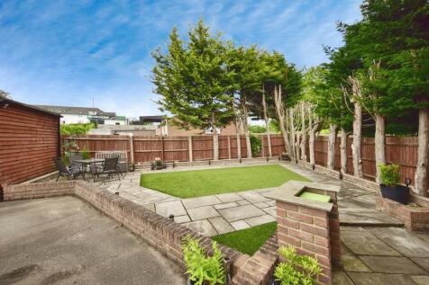 Private Rear Side Garden